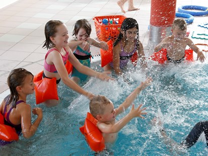 Familienhotel - Umgebungsschwerpunkt: Therme - Kinderschwimmkurse zubuchbar  - Familotel Mein Krug