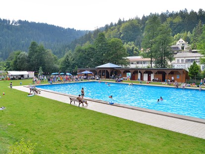 Familienhotel - Umgebungsschwerpunkt: Therme - im Ort Waldschwimmbad Warmensteinach
 - Familotel Mein Krug