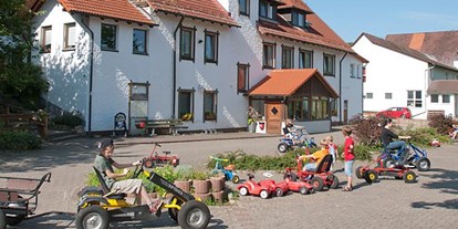 Familienhotel - Klassifizierung: 3 Sterne - Großer Kinderfuhrpark beim Haus - Der Eibtaler Hof -  Kinderhotel Bio&Erlebnisbauernhof