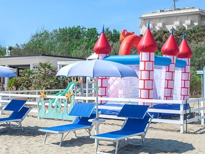 Familienhotel - Umgebungsschwerpunkt: Strand - Italien - Liegen und Schirme - Hotel King Marte