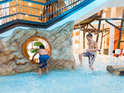 Familienhotel - Pools: Schwimmteich - Wasserspielpark - Familotel Schreinerhof