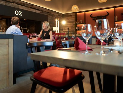 Familienhotel - Pools: Innenpool - Gemütlicher Abend im Grillrestaurant OX - Familotel Schreinerhof