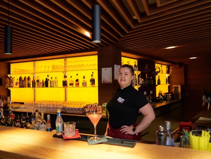 Familienhotel - Bayern - Unsere Erlebnis-Bar mit bunten Cocktails - Familotel Schreinerhof