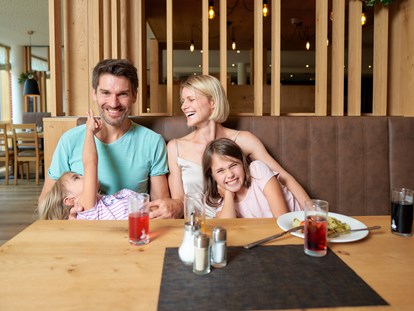 Familienhotel - Pools: Außenpool beheizt - Familienzeit ist die beste Zeit - Familotel Schreinerhof