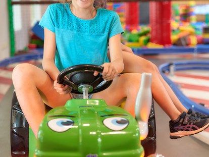 Familienhotel - Wellnessbereich -  Kids-Kart-Strecke in der Indoor-Erlebniswelt - Familotel Schreinerhof