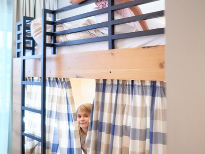 Familienhotel - Pools: Außenpool beheizt - Kinderzimmer mit kuscheligem Etagenbett - Familotel Schreinerhof
