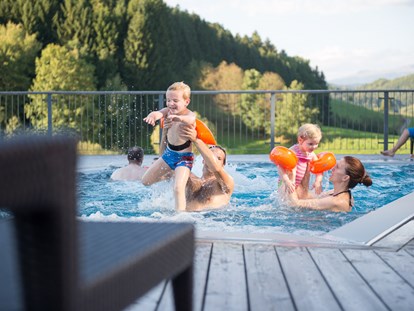 Familienhotel - Pools: Schwimmteich - Ganzjährig beheizter Außenpool (34°) - Familotel Schreinerhof
