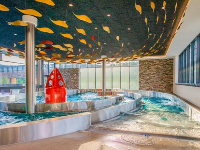 Familienhotel - Pools: Innenpool - Wellenbad mit Strömungskanal und großem Infinity Pool (20m) - Familotel Schreinerhof
