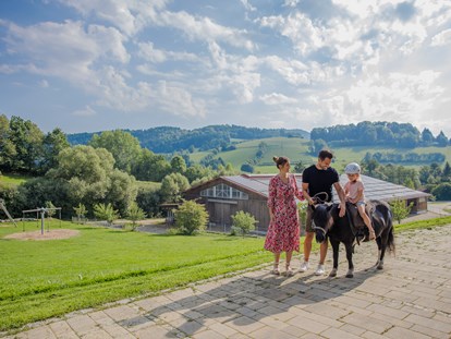 Familienhotel - Ponyreiten - Ponyspaziergang im Freien - Familotel Schreinerhof