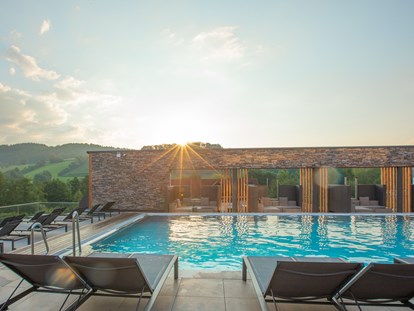 Familienhotel - Pools: Außenpool beheizt - Wellenbad mit Strömungskanal und großem Infinity Pool (20m) - Familotel Schreinerhof