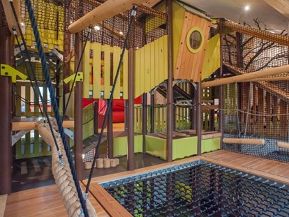 Familienhotel - Babysitterservice - Die Rabaukenburg: Natur für drinnen aus Holz und warmen Farben - Familotel Landhaus zur Ohe