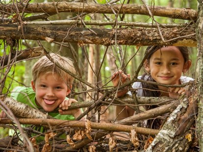 Familienhotel - Kinderbetreuung in Altersgruppen - Die Natur erkunden im Abenteuerwald - Familotel Landhaus zur Ohe