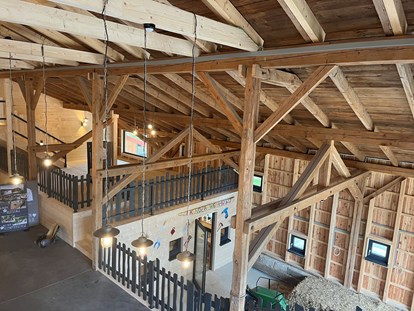 Familienhotel - Pools: Innenpool - Blick von oben auf die Kreativ-Werkstatt in der Erlebnis-Tenne  - Familotel Landhaus zur Ohe