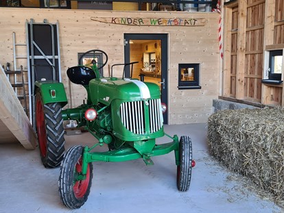 Familienhotel - Wellnessbereich - Lausl unser Spiel-Traktor  - Familotel Landhaus zur Ohe