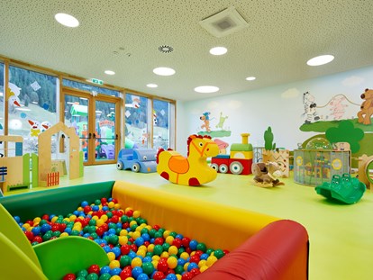 Familienhotel - Oberösterreich - große, lichtdurchflutete Kinderbetreuungsräume - Dachsteinkönig - Familux Resort 
