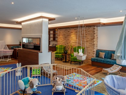 Familienhotel - Wellnessbereich - Baby-Lounge mit Stillecke - Feldberger Hof