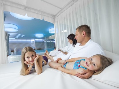 Familienhotel - Wellnessbereich - Badeparadies mit Hallenbad, Kinder-Planschbecken und Ruheinseln - Feldberger Hof