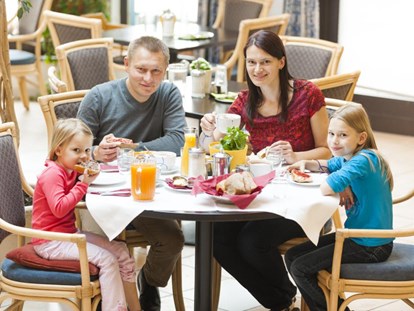 Familienhotel - Wellnessbereich - Frühstück im Restaurant "Wintergarten" - Feldberger Hof