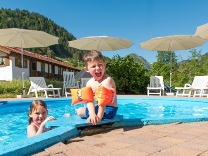 Familienhotel - Umgebungsschwerpunkt: Fluss - Aussenpoolanlage - Familotel Spa & Familien-Resort Krone