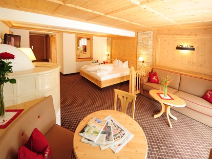 Familienhotel - Ponyreiten - Großes Zimmer mit Doppelbett und Wohnbereich - Alpenhotel Kindl