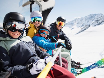 Familienhotel - Kletterwand - Familie beim Skifahren - Alpenhotel Kindl