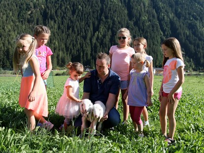Familienhotel - Ladestation Elektroauto - Kinder auf dem Bauernhof - Alpenhotel Kindl