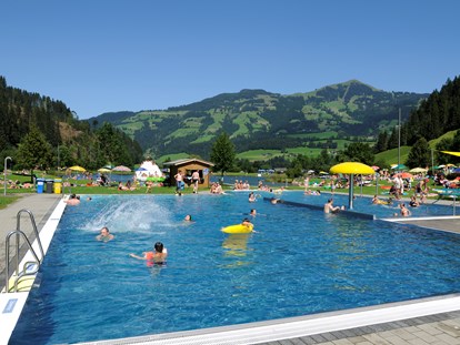 Familienhotel - Kirchdorf in Tirol - Badesee - Das Hopfgarten Familotel Tirol