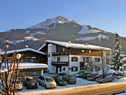 Familienhotel - Kitzbüheler Alpen - Familienhotel Central*** im Winter mit Ausblick auf das Kitzbüheler Horn - Familienhotel Central 