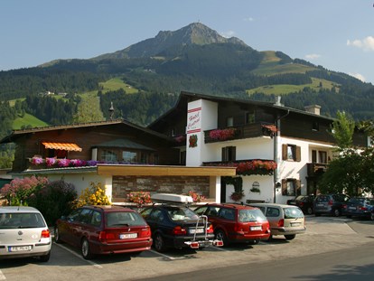 Familienhotel - Kitzbüheler Alpen - Familienhotel Central*** im Sommer, das Kitzbüheler Horn im Hintergrund - Familienhotel Central 
