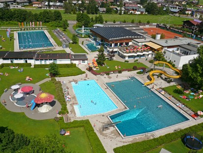 Familienhotel - Kirchdorf in Tirol - Panorama Badewelt - keine 200 Meter entfernt - neu mit Kinderparadies und Turborutsche im Innenbereich und freier Eintritt für unsere Gäste! - Familienhotel Central 