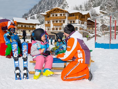 Familienhotel - Teenager-Programm - Im Skikindergarten sind unserer Betreuerinnen auch immer dabei und helfen mit - Familienhotel Oberkarteis
