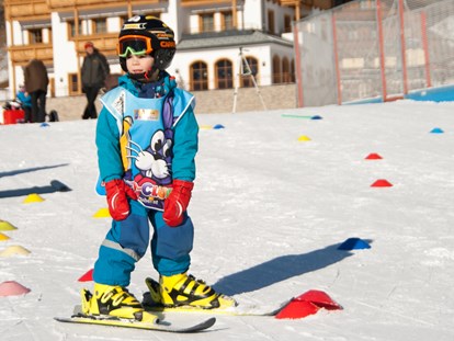 Familienhotel - Verpflegung: Vollpension - Skikindergarten direkt vorm Haus - Familienhotel Oberkarteis