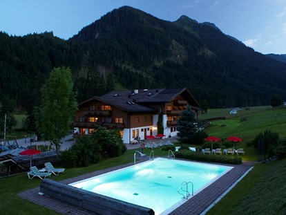 Familienhotel - Salzburg - ... und der Pool bei Nacht - Lengauer Hof