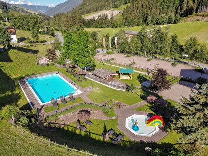 Familienhotel - Pinzgau - Außenbereich mit Spielplatz, Pool und Kinderbecken - Lengauer Hof