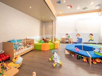 Familienhotel - Einzelzimmer mit Kinderbett - Kinderspielzimmer - Lengauer Hof