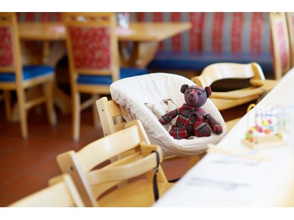 Familienhotel - Umgebungsschwerpunkt: Therme - für jedes Kind der richtige Stuhl vorhanden - Familotel amiamo