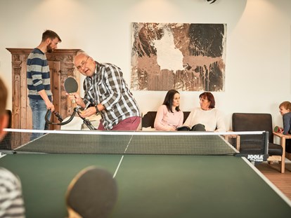 Familienhotel - Umgebungsschwerpunkt: Therme - Studio mit Tischtennis, Billard, Airhockey und Panoramafenster  - Familotel amiamo