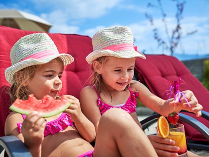 Familienhotel - Wellnessbereich - genießen am Pool mit Kindercocktails und frischem Obst - Familotel amiamo