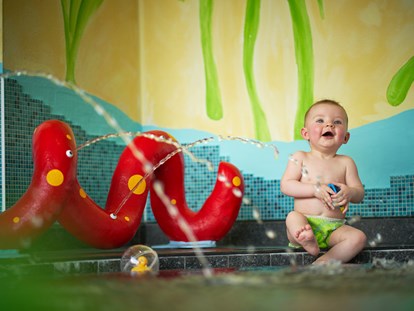 Familienhotel - Wellnessbereich - beheizter Babypool mit lustiger Spritzschlange und vielen Wasserspielsachen - Familotel amiamo