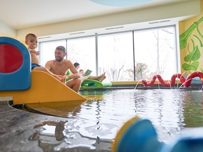 Familienhotel - Pinzgau - beheizter Babypool mit lustiger Spritzschlange und vielen Wasserspielsachen - Familotel amiamo