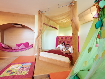 Familienhotel - Umgebungsschwerpunkt: Therme - Babynarium (Ruheraum für Familien) mit Wasserbette und Softliegen mit Infarotwärmelampe - Familotel amiamo