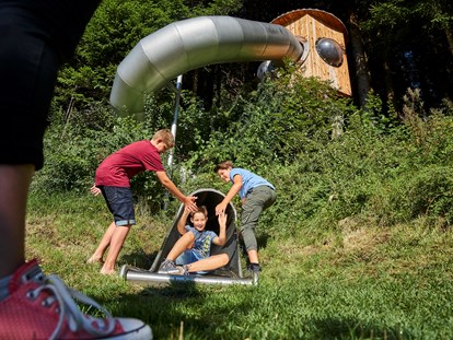 Familienhotel - Pinzgau - Raketenrutsche am Spielplatz - Familotel amiamo