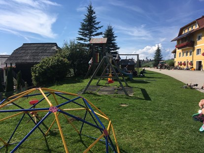 Familienhotel - Pools: Außenpool beheizt - Kinderspielplatz im Außenbereich - Familien Resort Petschnighof