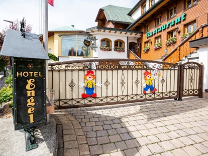 Familienhotel - Skikurs direkt beim Hotel - Eingang - Familotel Engel
