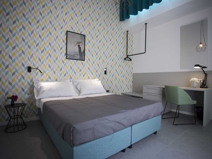 Familienhotel - Umgebungsschwerpunkt: Strand - Italien - Schlafzimmer mit Doppelbett - SISAN Family Resort
