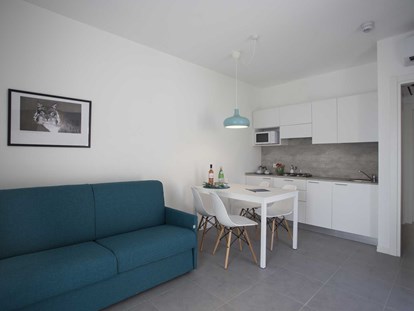 Familienhotel - Umgebungsschwerpunkt: Strand - Italien - Wohnzimmer mit Küche - SISAN Family Resort