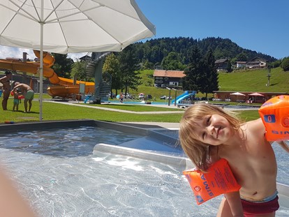 Familienhotel - Vorarlberg - Schwimmbad in Hittisau - 5 min vom Hotel. Gratis mit Bregenzerwald Card. - Familienhotel & Gasthof Adler Lingenau