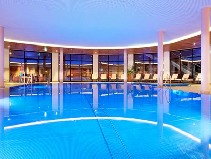 Familienhotel - Pinzgau - Das 500 m² Schwimmbad mit 115 m² Wasserfläche mit Kinder und Babybecken - Kinderhotel Felben
