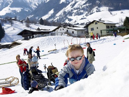 Familienhotel - Wellnessbereich - Im Schnee spielen - Kinderhotel Felben