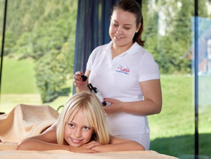 Familienhotel - Kinderhotels Europa - Massagen - lassen Sie sich verwöhnen - Almhof Family Resort & SPA